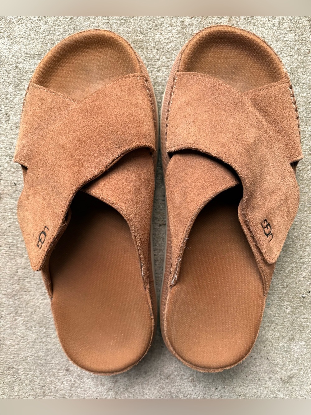 UGG Goldenstar Cross Slide in Chestnut •size 8/39